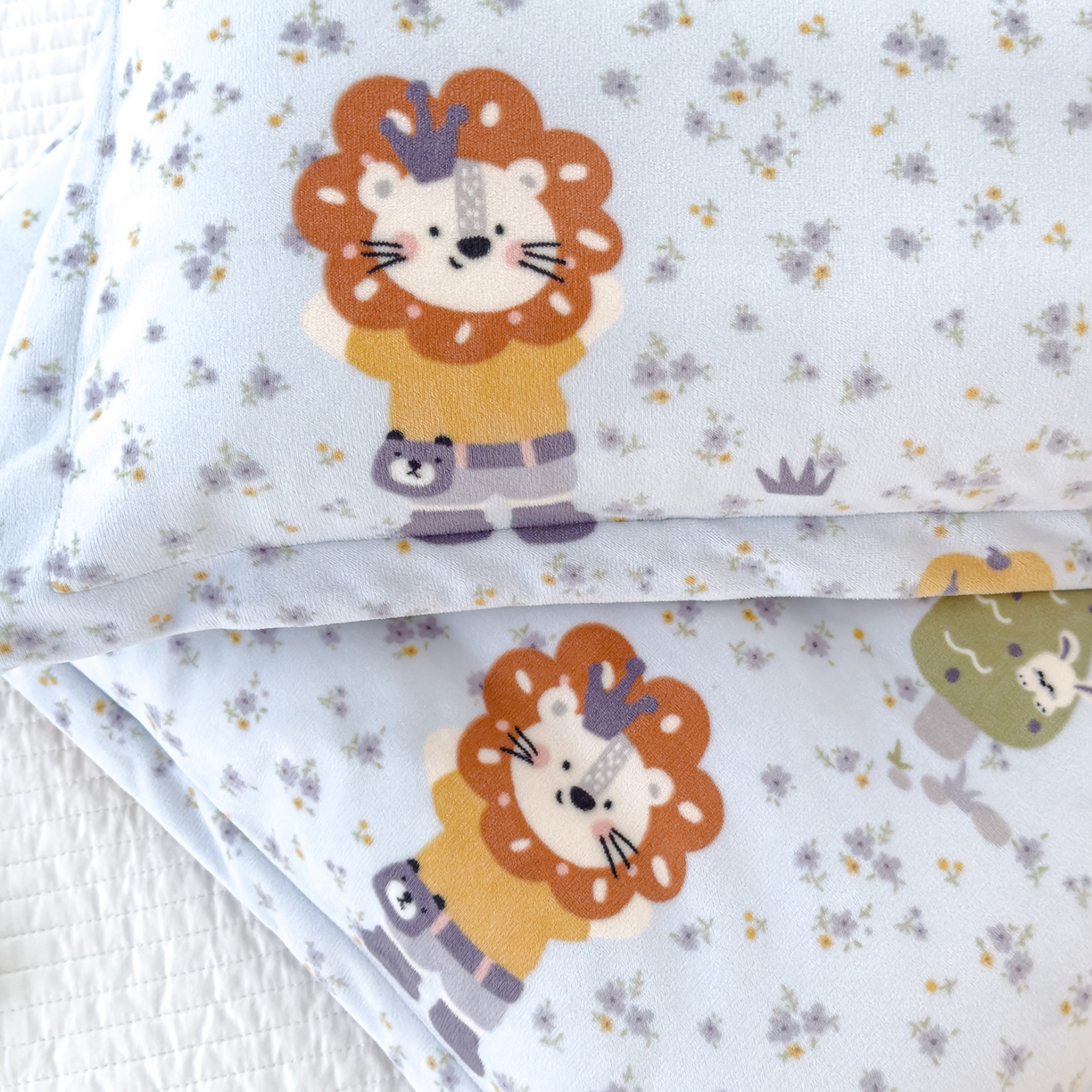 91家纺网 家纺一手货源 找家纺 良佐生活 2025新款A类高克重大版印花宝宝绒枕套 小狮子-蓝  主