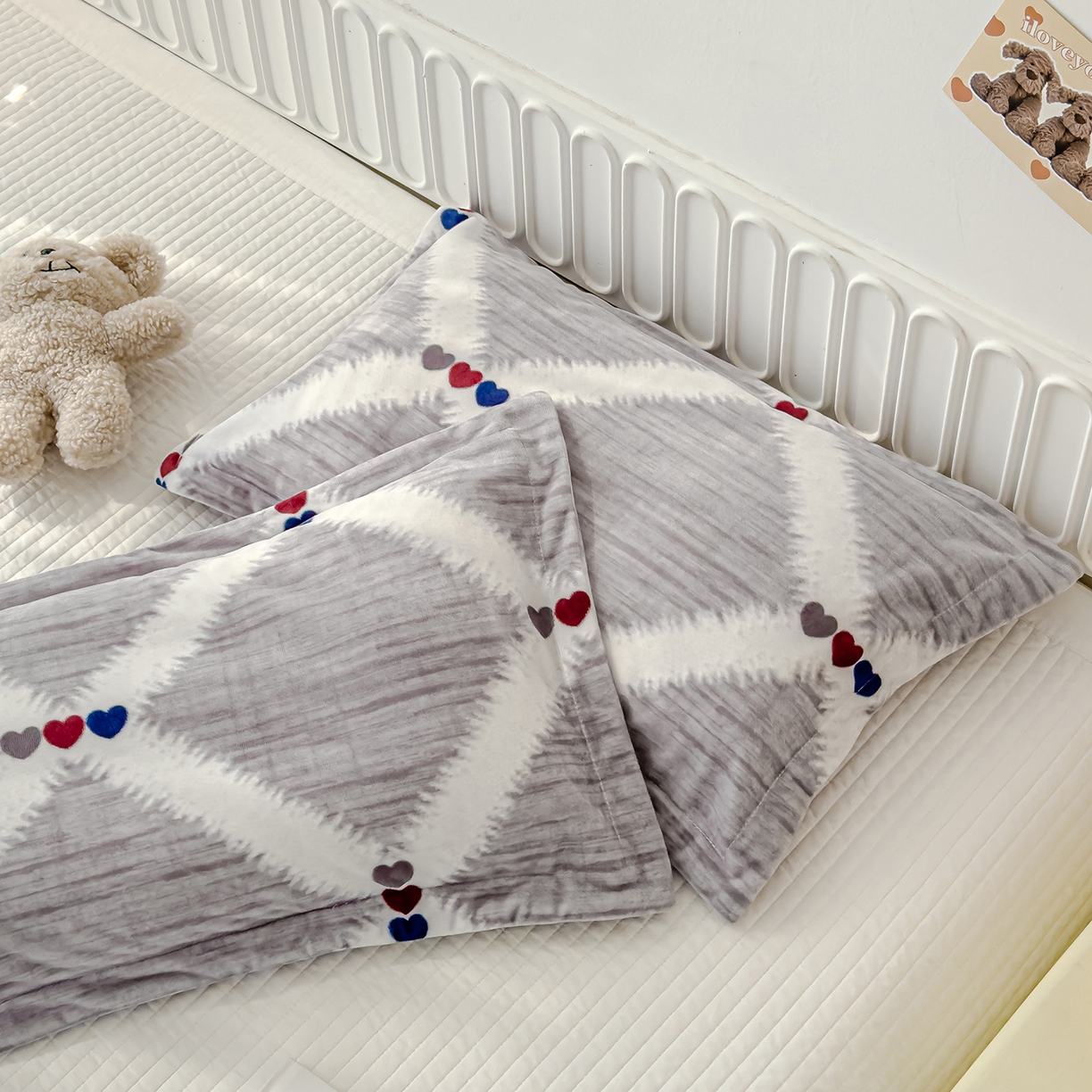 91家纺网 家纺一手货源 找家纺 良佐生活 2025新款A类高克重大版印花宝宝绒枕套 爱心格