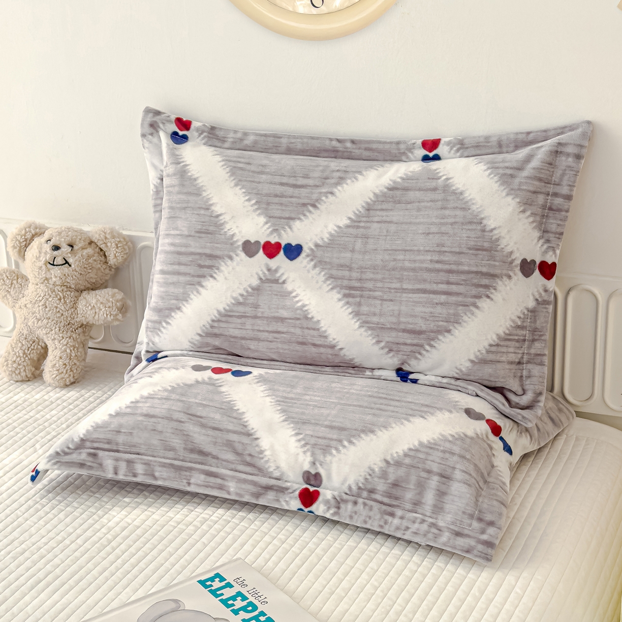 91家纺网 家纺一手货源 找家纺 良佐生活 2025新款A类高克重大版印花宝宝绒枕套 爱心格