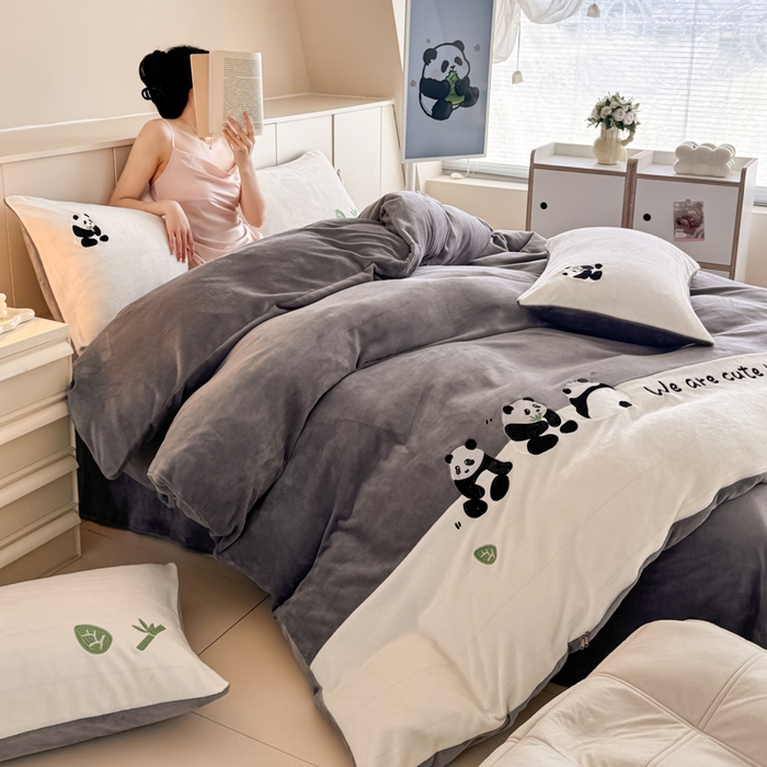 91家纺网 家纺一手货源 找家纺 （总）懒猫家纺 2025新款牛奶绒刺绣四件套-胖达