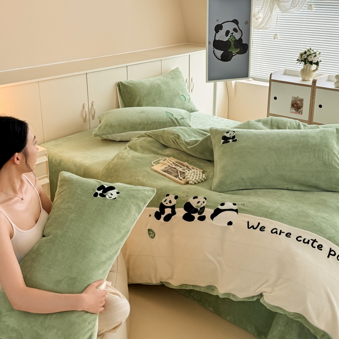 91家纺网 家纺一手货源 找家纺 懒猫家纺 2025新款牛奶绒刺绣四件套-胖达 胖达-哈密绿