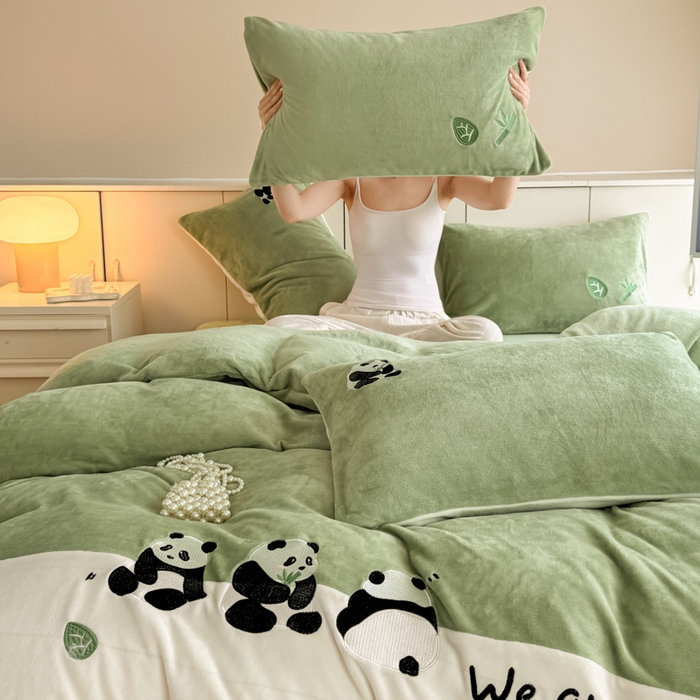 91家纺网 家纺一手货源 找家纺 懒猫家纺 2025新款牛奶绒刺绣四件套-胖达 胖达-哈密绿