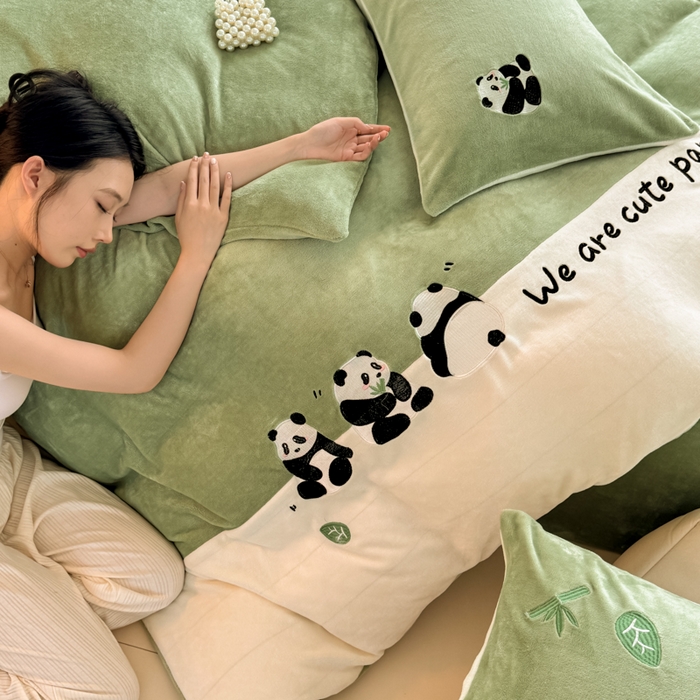 91家纺网 家纺一手货源 找家纺 懒猫家纺 2025新款牛奶绒刺绣四件套-胖达 胖达-哈密绿