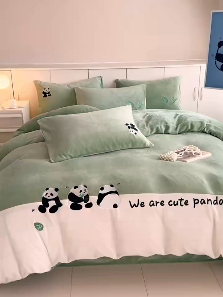 91家纺网 家纺一手货源 找家纺 懒猫家纺 2025新款牛奶绒刺绣四件套-胖达 胖达-哈密绿