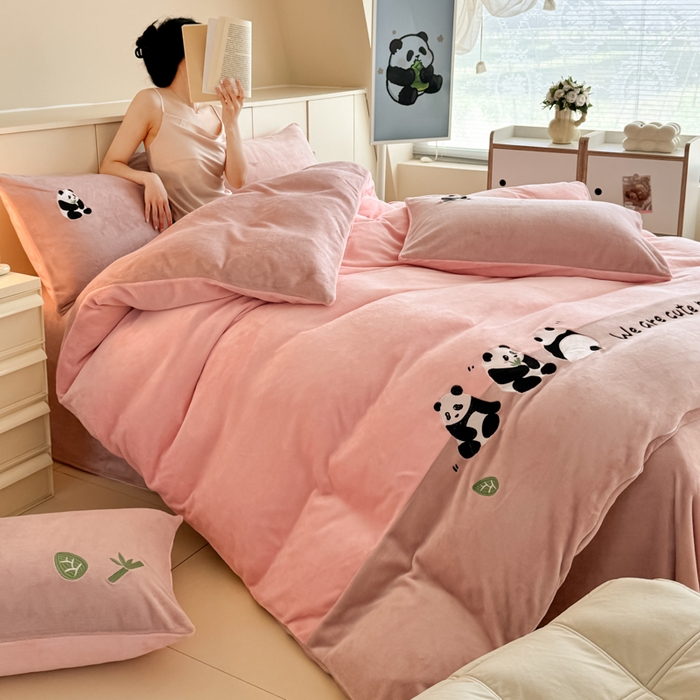 懒猫家纺 2025新款牛奶绒刺绣四件套-胖达 胖达-蜜桃粉