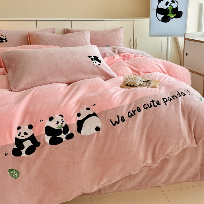 91家纺网 家纺一手货源 找家纺 懒猫家纺 2025新款牛奶绒刺绣四件套-胖达 胖达-蜜桃粉