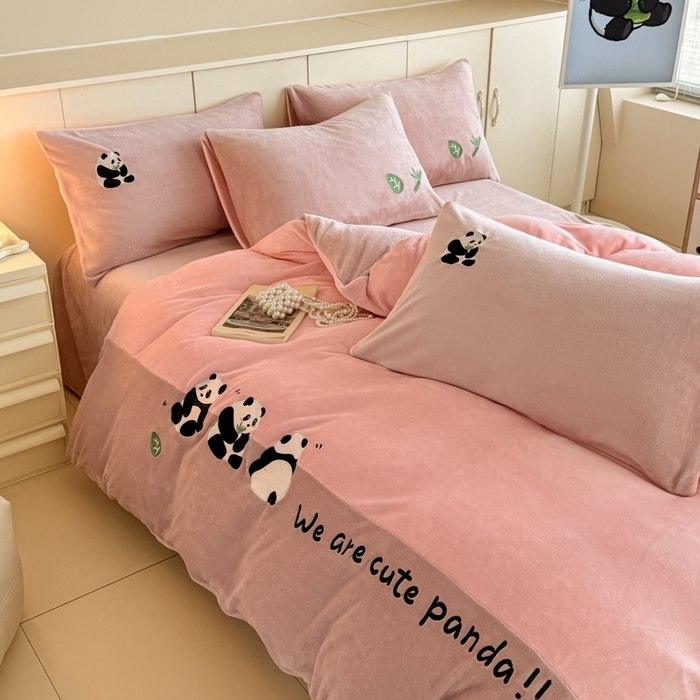 91家纺网 家纺一手货源 找家纺 懒猫家纺 2025新款牛奶绒刺绣四件套-胖达 胖达-蜜桃粉