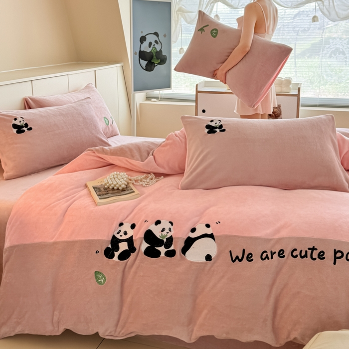 91家纺网 家纺一手货源 找家纺 懒猫家纺 2025新款牛奶绒刺绣四件套-胖达 胖达-蜜桃粉