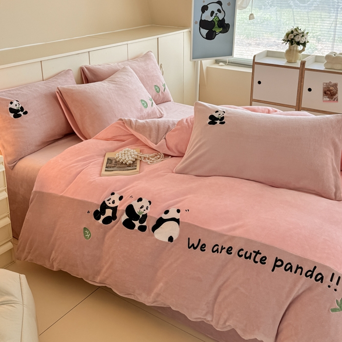 91家纺网 家纺一手货源 找家纺 懒猫家纺 2025新款牛奶绒刺绣四件套-胖达 胖达-蜜桃粉