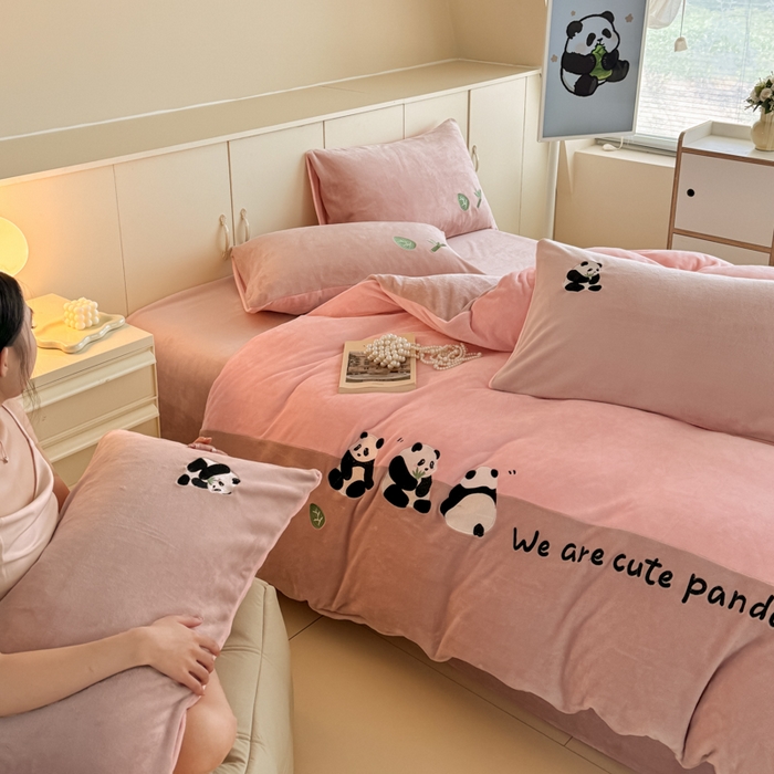 91家纺网 家纺一手货源 找家纺 懒猫家纺 2025新款牛奶绒刺绣四件套-胖达 胖达-蜜桃粉