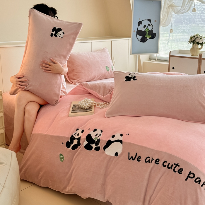 91家纺网 家纺一手货源 找家纺 懒猫家纺 2025新款牛奶绒刺绣四件套-胖达 胖达-蜜桃粉