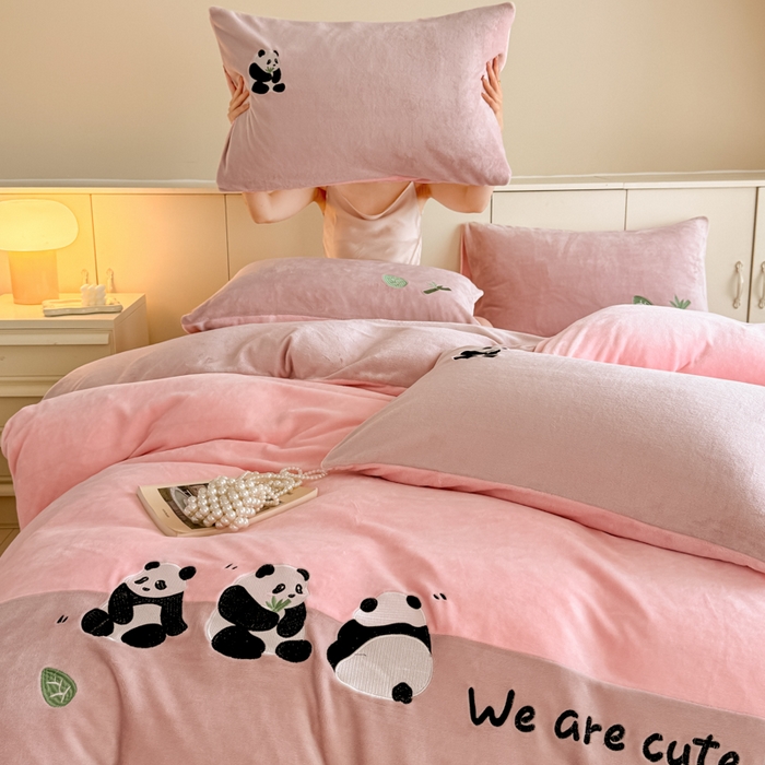 91家纺网 家纺一手货源 找家纺 懒猫家纺 2025新款牛奶绒刺绣四件套-胖达 胖达-蜜桃粉