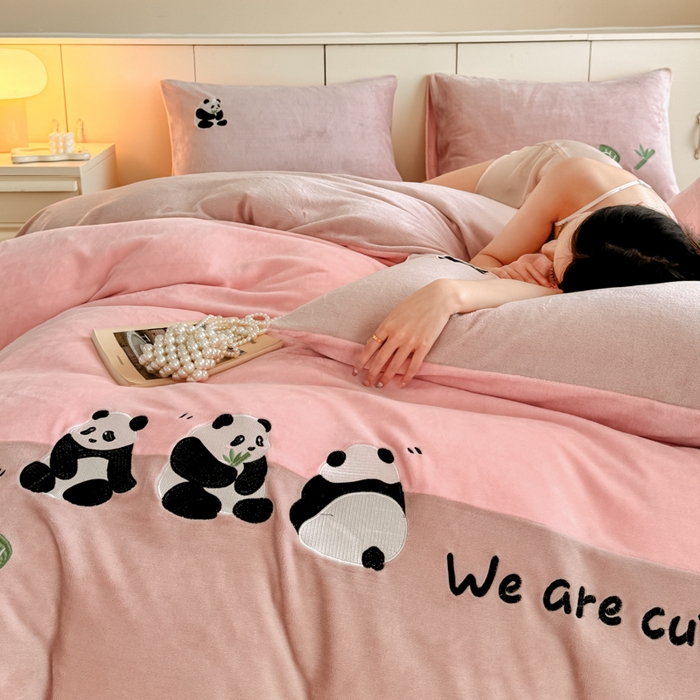 91家纺网 家纺一手货源 找家纺 懒猫家纺 2025新款牛奶绒刺绣四件套-胖达 胖达-蜜桃粉