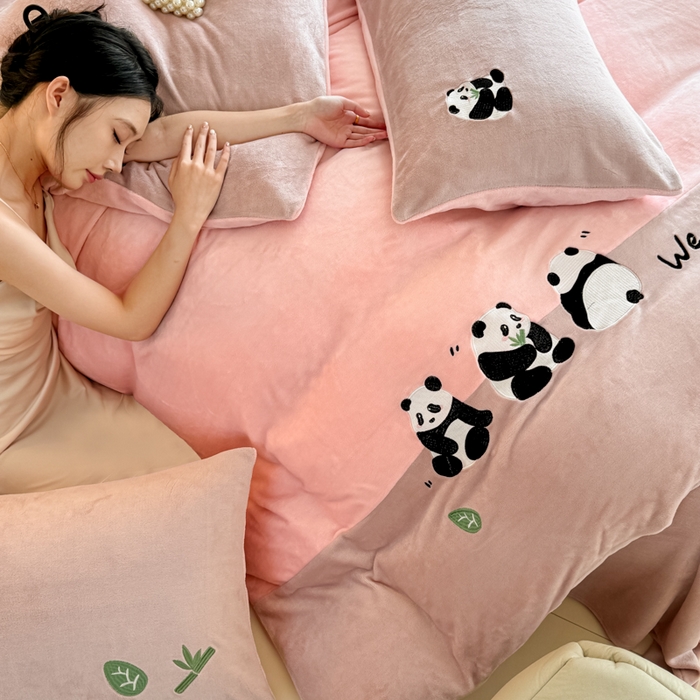 91家纺网 家纺一手货源 找家纺 懒猫家纺 2025新款牛奶绒刺绣四件套-胖达 胖达-蜜桃粉