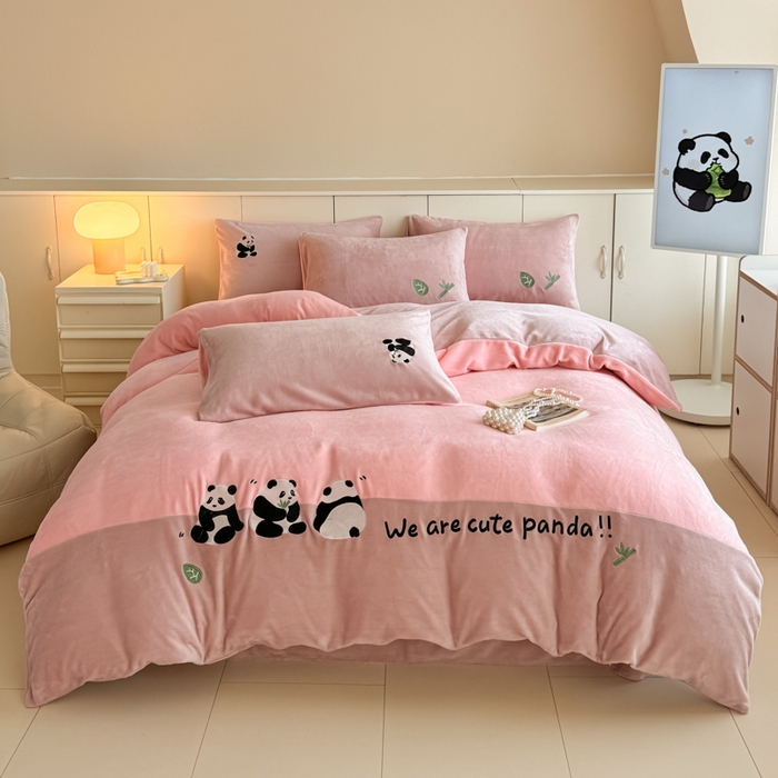 91家纺网 家纺一手货源 找家纺 懒猫家纺 2025新款牛奶绒刺绣四件套-胖达 胖达-蜜桃粉