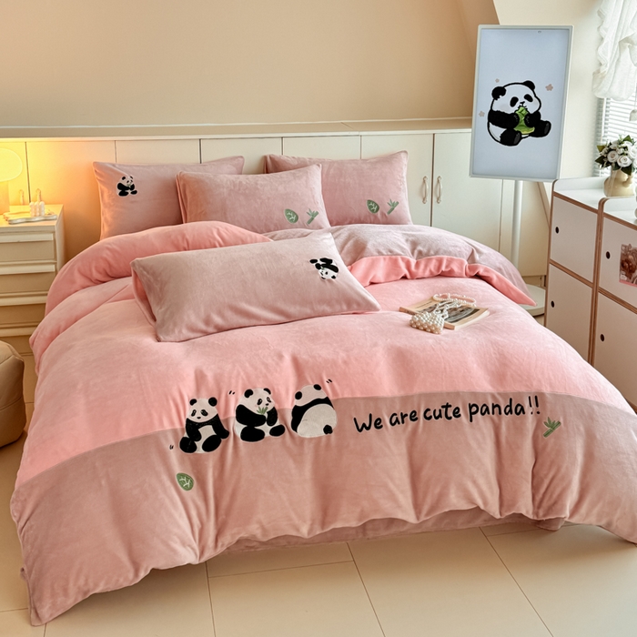 91家纺网 家纺一手货源 找家纺 懒猫家纺 2025新款牛奶绒刺绣四件套-胖达 胖达-蜜桃粉