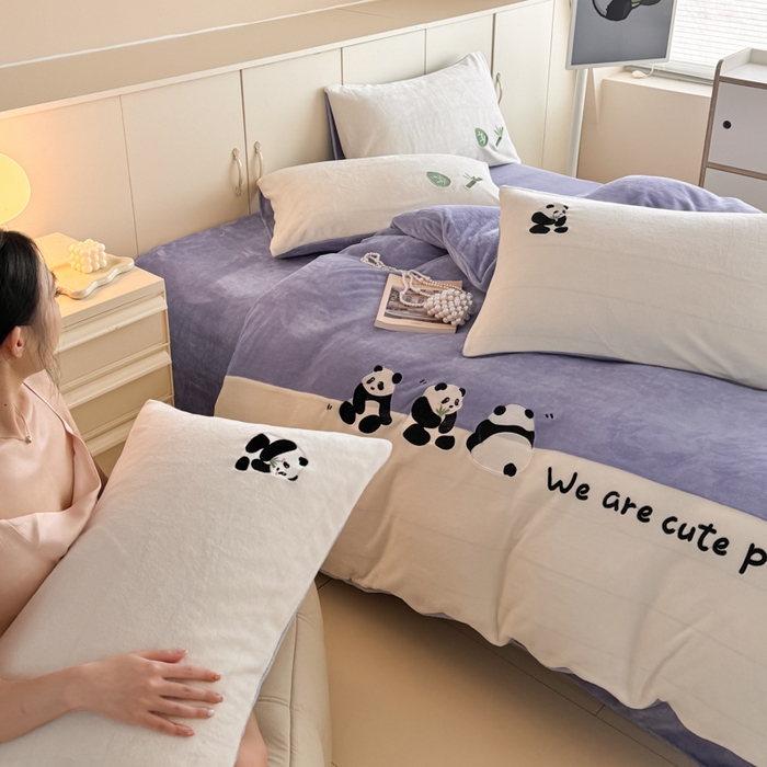 91家纺网 家纺一手货源 找家纺 懒猫家纺 2025新款牛奶绒刺绣四件套-胖达 胖达-星辰紫