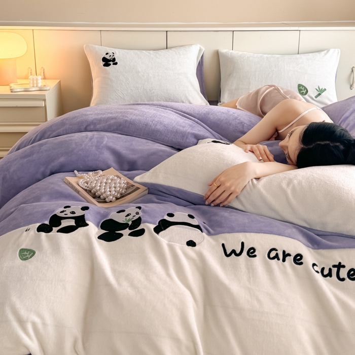 91家纺网 家纺一手货源 找家纺 懒猫家纺 2025新款牛奶绒刺绣四件套-胖达 胖达-星辰紫