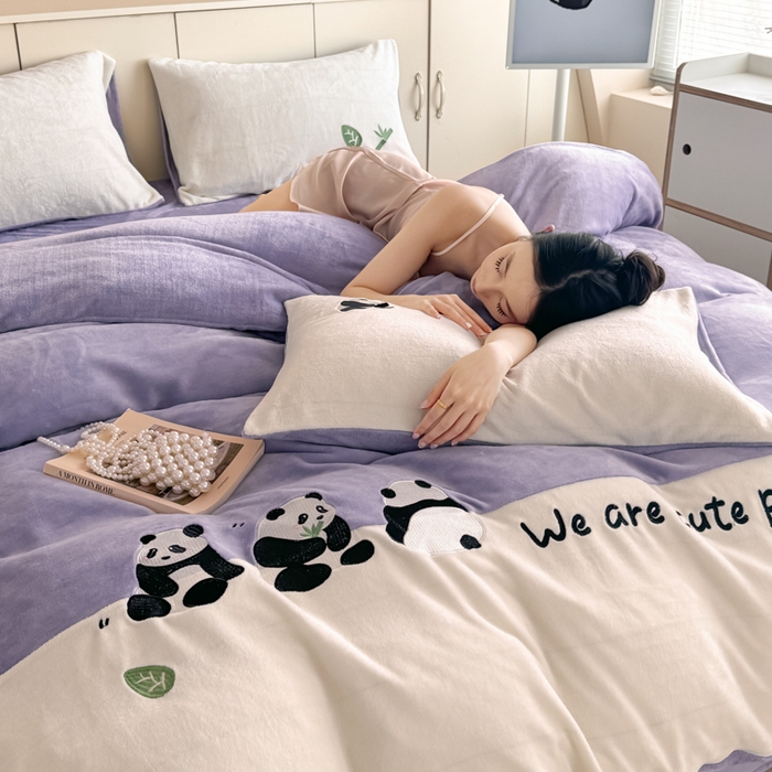 91家纺网 家纺一手货源 找家纺 懒猫家纺 2025新款牛奶绒刺绣四件套-胖达 胖达-星辰紫