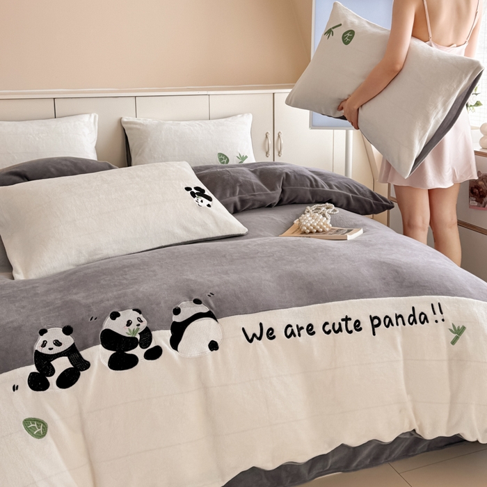 91家纺网 家纺一手货源 找家纺 懒猫家纺 2025新款牛奶绒刺绣四件套-胖达 胖达-夜幕灰