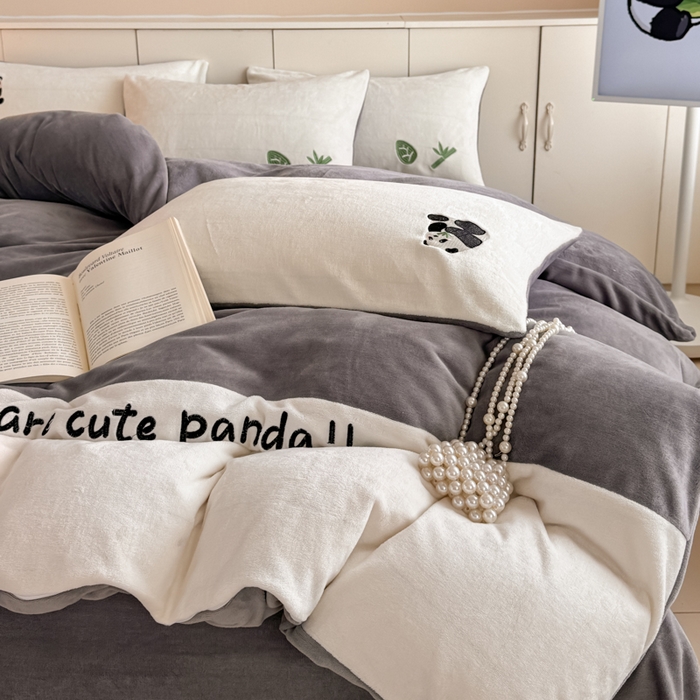 91家纺网 家纺一手货源 找家纺 懒猫家纺 2025新款牛奶绒刺绣四件套-胖达 胖达-夜幕灰