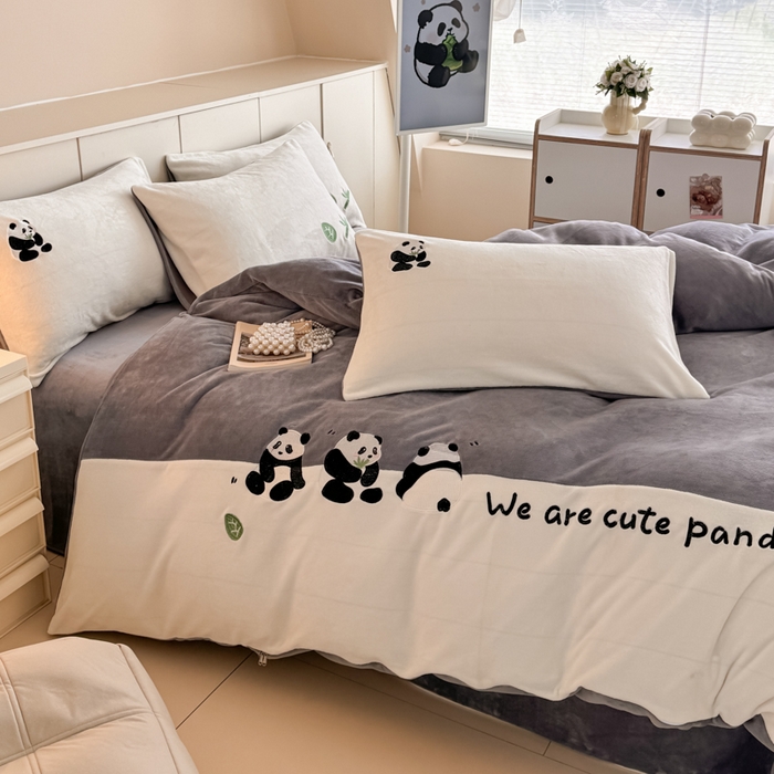 91家纺网 家纺一手货源 找家纺 懒猫家纺 2025新款牛奶绒刺绣四件套-胖达 胖达-夜幕灰