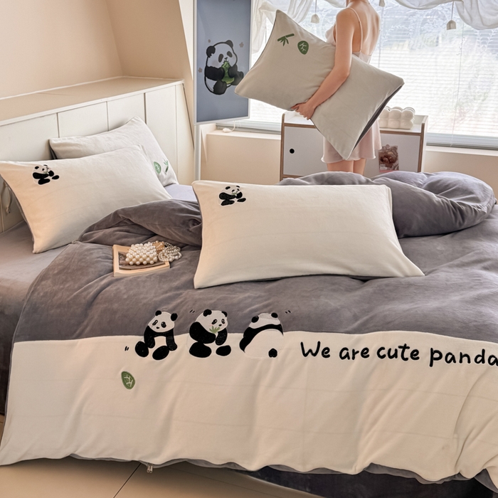 91家纺网 家纺一手货源 找家纺 懒猫家纺 2025新款牛奶绒刺绣四件套-胖达 胖达-夜幕灰