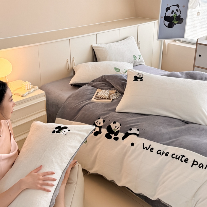 91家纺网 家纺一手货源 找家纺 懒猫家纺 2025新款牛奶绒刺绣四件套-胖达 胖达-夜幕灰