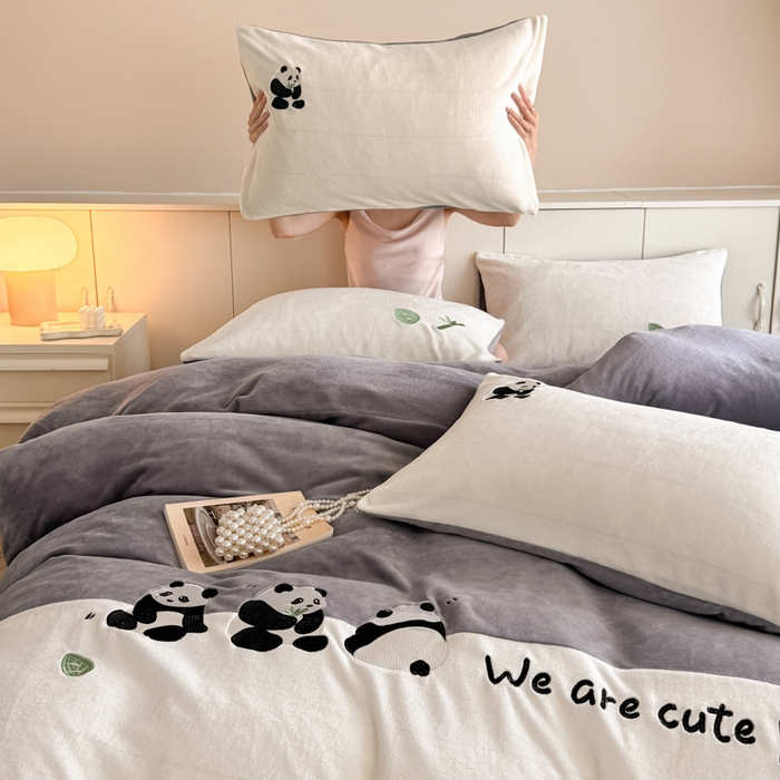 91家纺网 家纺一手货源 找家纺 懒猫家纺 2025新款牛奶绒刺绣四件套-胖达 胖达-夜幕灰