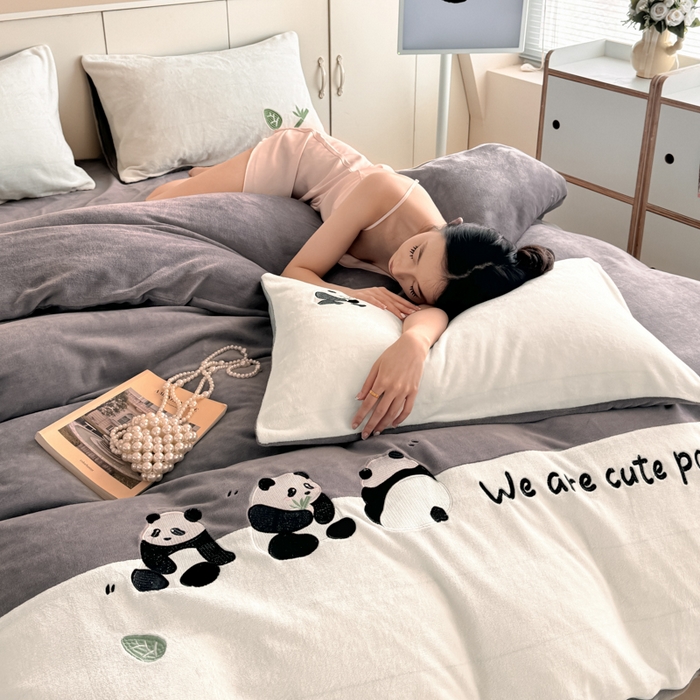 91家纺网 家纺一手货源 找家纺 懒猫家纺 2025新款牛奶绒刺绣四件套-胖达 胖达-夜幕灰