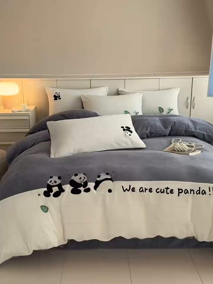 91家纺网 家纺一手货源 找家纺 懒猫家纺 2025新款牛奶绒刺绣四件套-胖达 胖达-夜幕灰