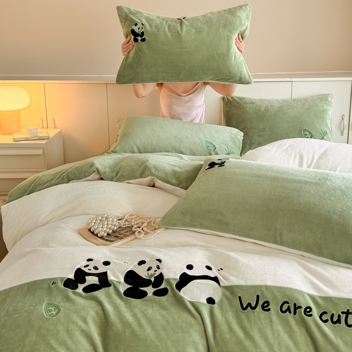 91家纺网 家纺一手货源 找家纺 懒猫家纺 2025新款牛奶绒刺绣四件套-胖达 胖达-云茶白