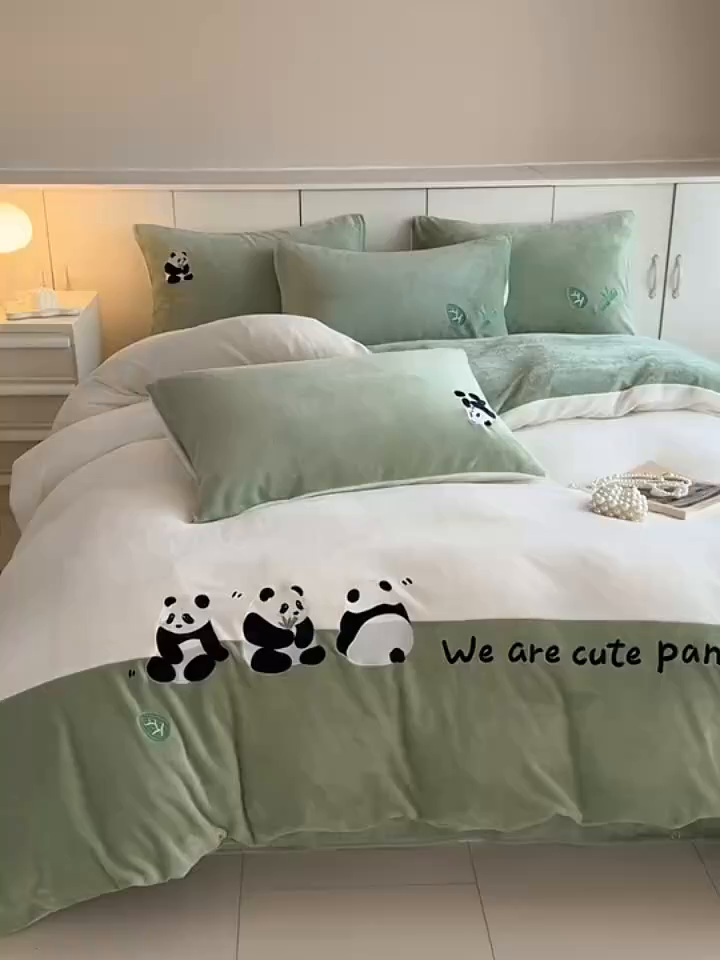 91家纺网 家纺一手货源 找家纺 懒猫家纺 2025新款牛奶绒刺绣四件套-胖达 胖达-云茶白