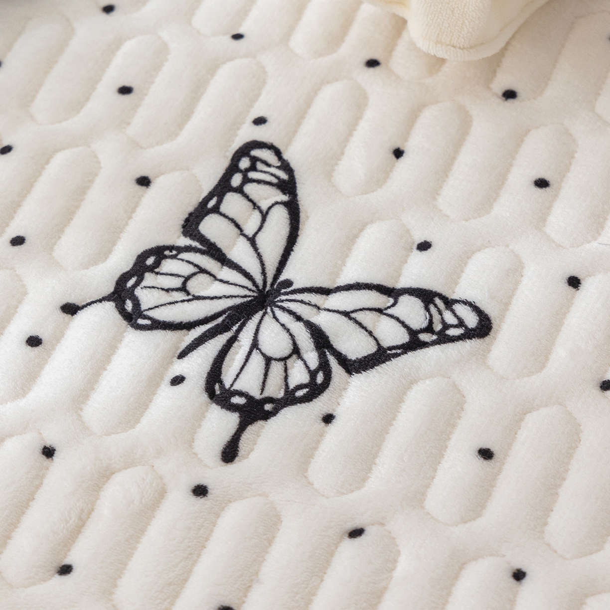 91家纺网 家纺一手货源 找家纺 美优兰 2025秋冬新款牛奶绒榻榻米垫床盖（可定制） 蝶梦