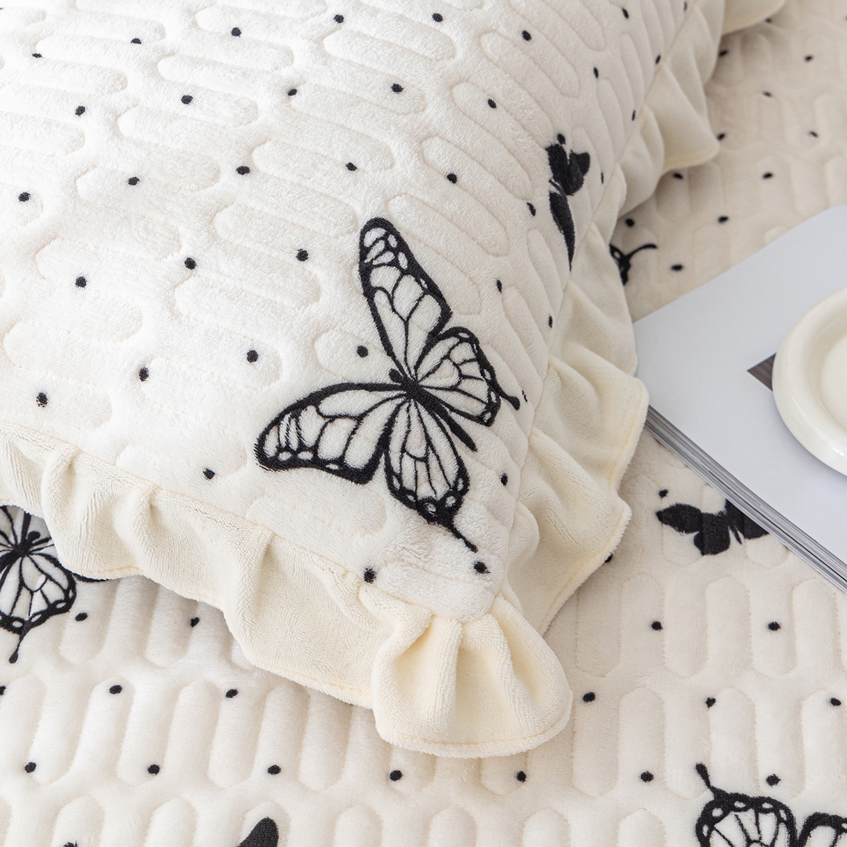 91家纺网 家纺一手货源 找家纺 美优兰 2025秋冬新款牛奶绒榻榻米垫床盖（可定制） 蝶梦