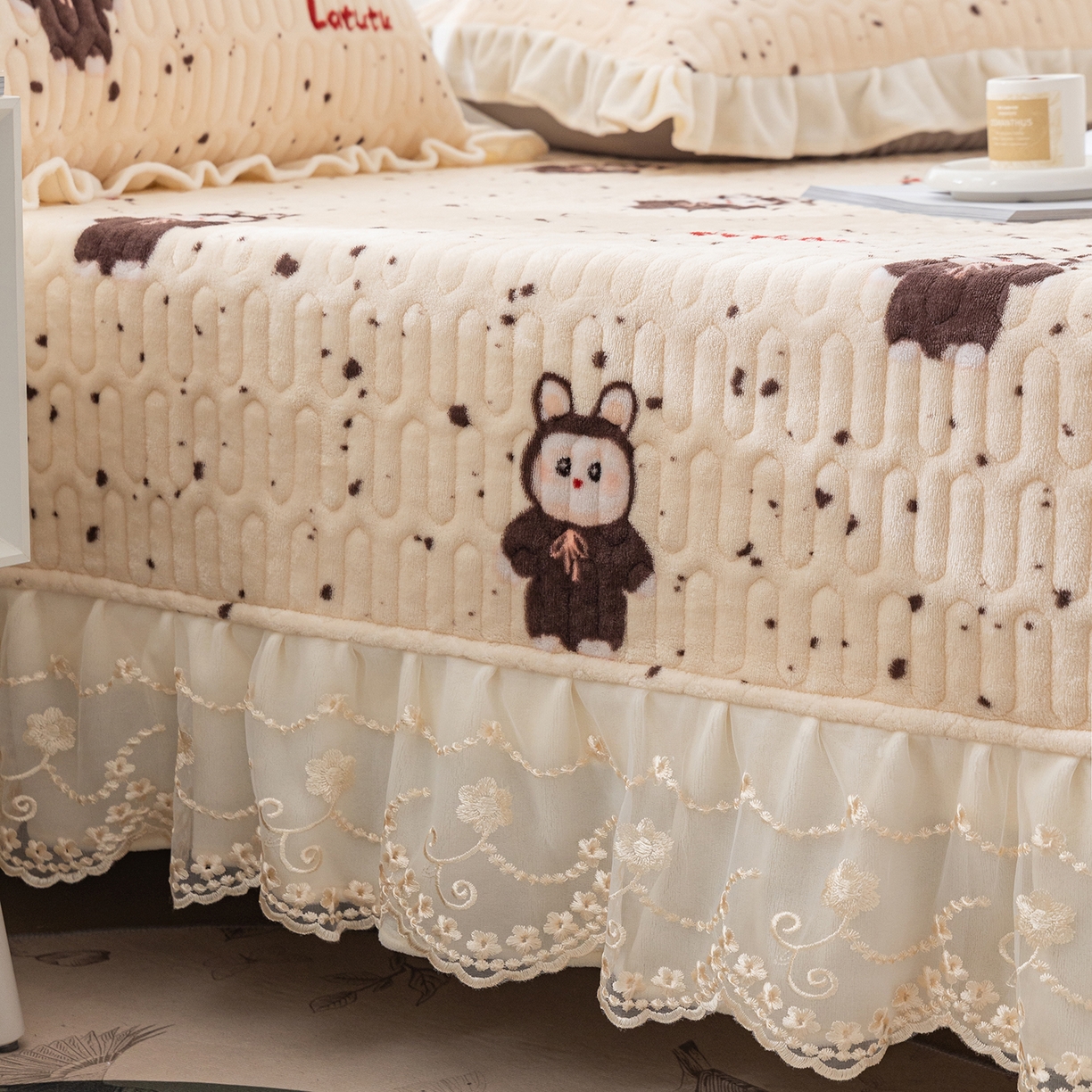 91家纺网 家纺一手货源 找家纺 美优兰 2025秋冬新款牛奶绒榻榻米垫床盖（可定制） 拉兔兔