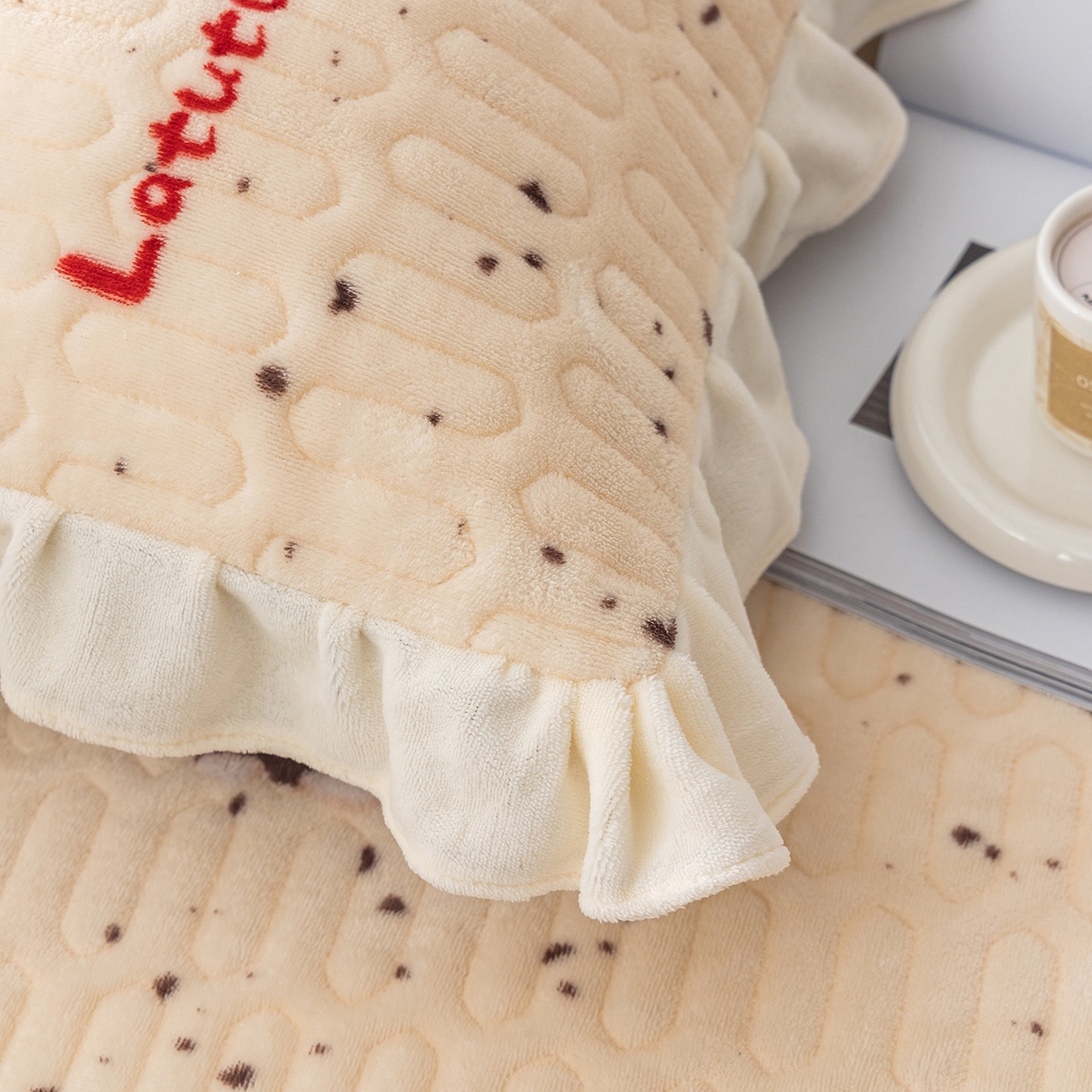 91家纺网 家纺一手货源 找家纺 美优兰 2025秋冬新款牛奶绒榻榻米垫床盖（可定制） 拉兔兔