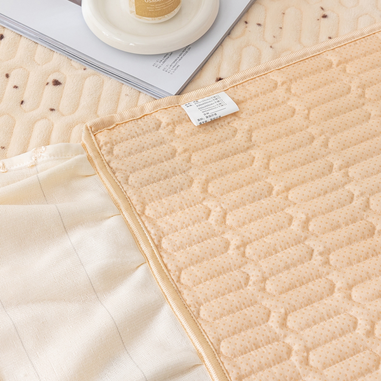 91家纺网 家纺一手货源 找家纺 美优兰 2025秋冬新款牛奶绒榻榻米垫床盖（可定制） 拉兔兔