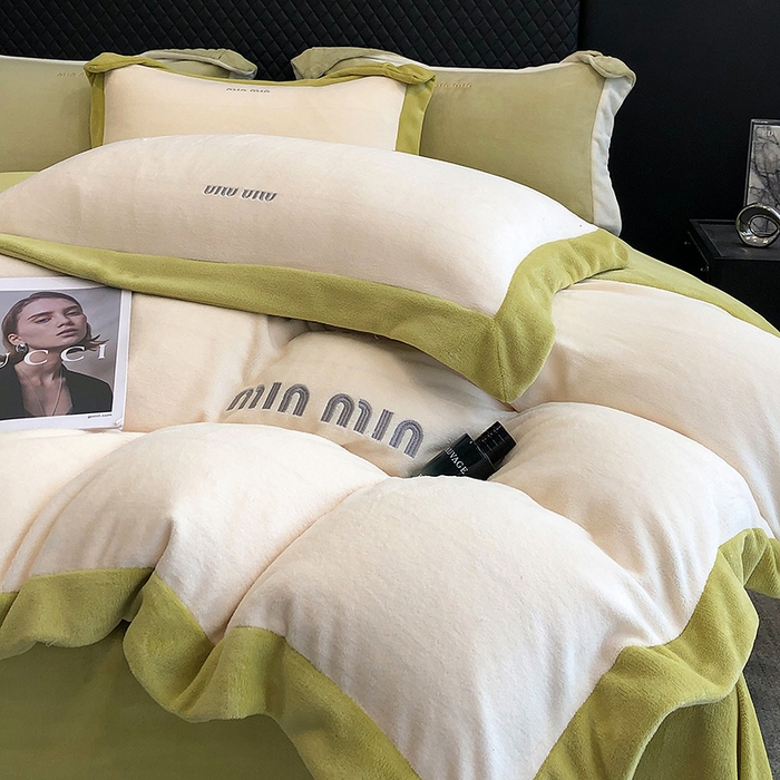 91家纺网 家纺一手货源 找家纺 懒猫家纺 2025新款牛奶绒刺绣四件套-贝利 贝利-奶昔白绿