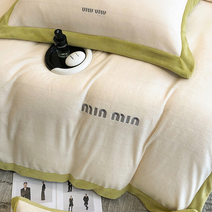 91家纺网 家纺一手货源 找家纺 懒猫家纺 2025新款牛奶绒刺绣四件套-贝利 贝利-奶昔白绿