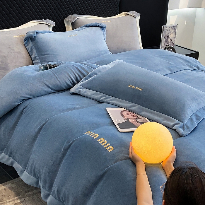 91家纺网 家纺一手货源 找家纺 懒猫家纺 2025新款牛奶绒刺绣四件套-贝利 贝利-宝石蓝