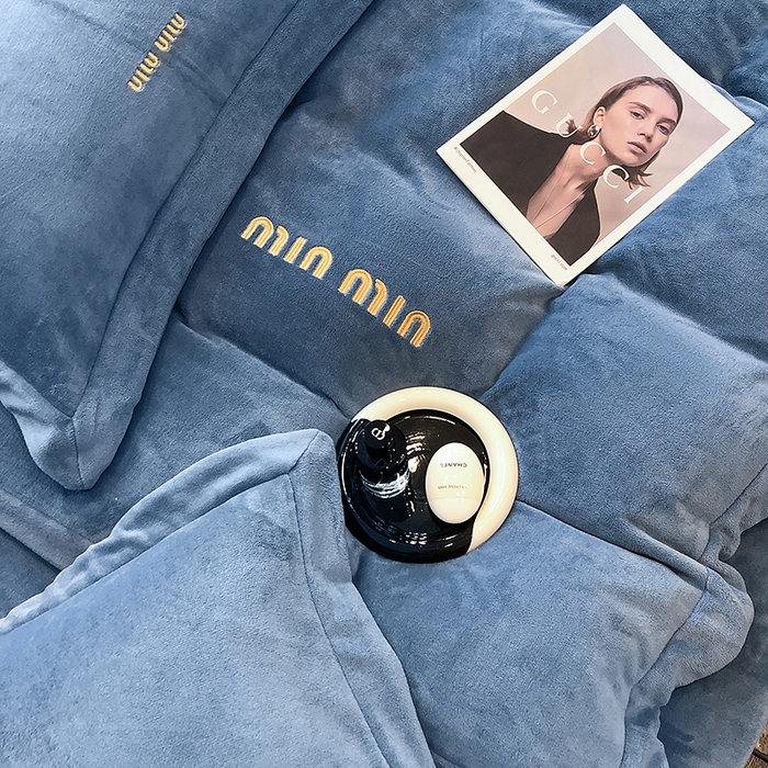 91家纺网 家纺一手货源 找家纺 懒猫家纺 2025新款牛奶绒刺绣四件套-贝利 贝利-宝石蓝