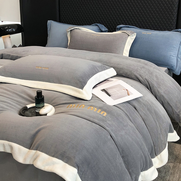 91家纺网 家纺一手货源 找家纺 懒猫家纺 2025新款牛奶绒刺绣四件套-贝利 贝利-高级灰