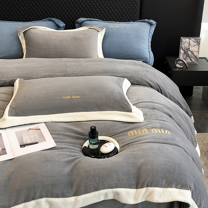 91家纺网 家纺一手货源 找家纺 懒猫家纺 2025新款牛奶绒刺绣四件套-贝利 贝利-高级灰