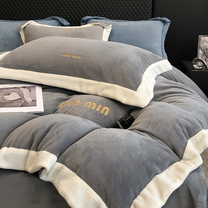 91家纺网 家纺一手货源 找家纺 懒猫家纺 2025新款牛奶绒刺绣四件套-贝利 贝利-高级灰