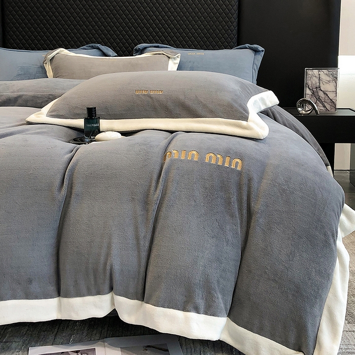 91家纺网 家纺一手货源 找家纺 懒猫家纺 2025新款牛奶绒刺绣四件套-贝利 贝利-高级灰