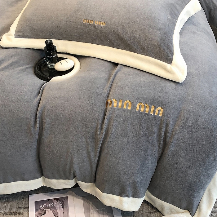 91家纺网 家纺一手货源 找家纺 懒猫家纺 2025新款牛奶绒刺绣四件套-贝利 贝利-高级灰