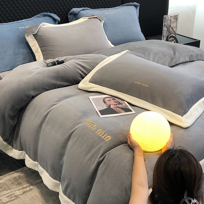 91家纺网 家纺一手货源 找家纺 懒猫家纺 2025新款牛奶绒刺绣四件套-贝利 贝利-高级灰