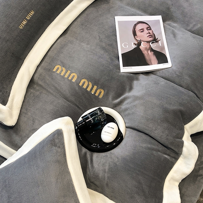 91家纺网 家纺一手货源 找家纺 懒猫家纺 2025新款牛奶绒刺绣四件套-贝利 贝利-高级灰