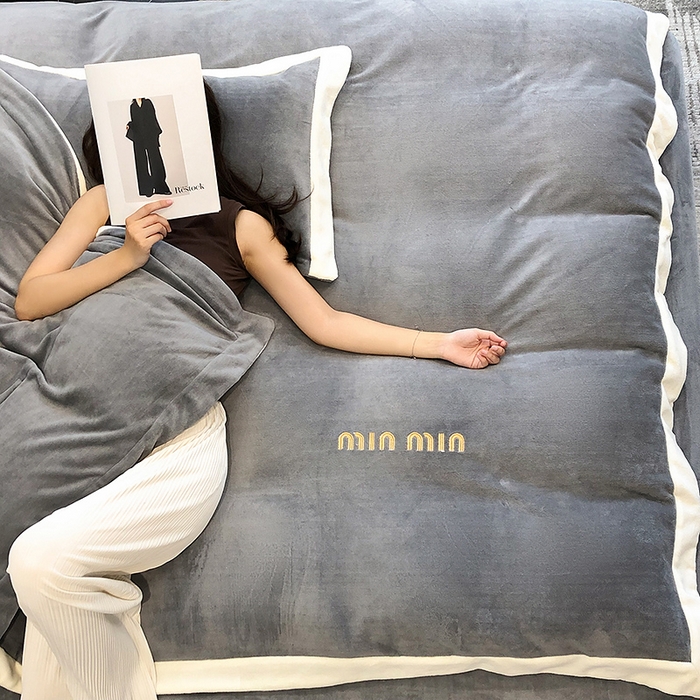 91家纺网 家纺一手货源 找家纺 懒猫家纺 2025新款牛奶绒刺绣四件套-贝利 贝利-高级灰